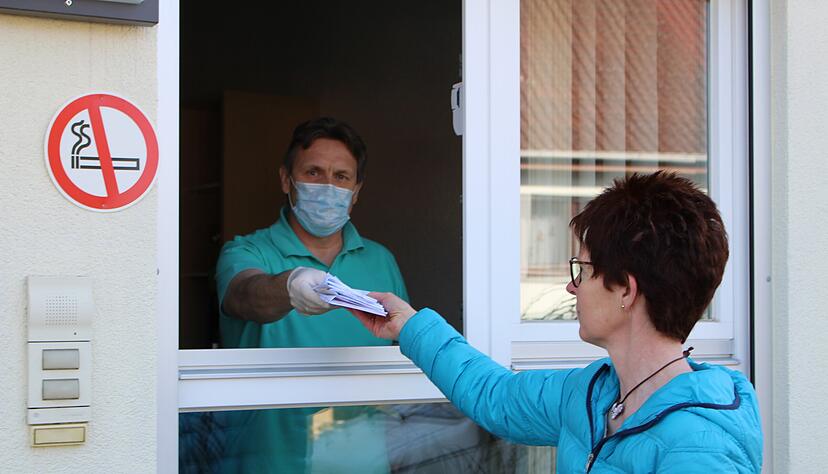 Annegret Strohm-Fuch&szlig; holt im Auftrag einer Apotheke bei Dr. Geza Szalay in Obergimpern am Fenster Rezepte ab.
 Foto: Adrian Hoffmann