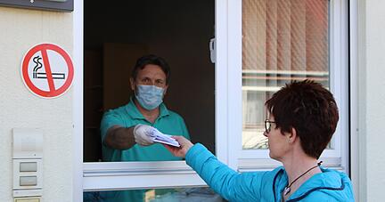 Annegret Strohm-Fuchß holt im Auftrag einer Apotheke bei Dr. Geza Szalay in Obergimpern am Fenster Rezepte ab.
Foto: Adrian Hoffmann Annegret Strohm-Fuchß holt im Auftrag einer Apotheke bei Dr. Geza Szalay in Obergimpern am Fenster Rezepte ab.
Foto: Adrian Hoffmann