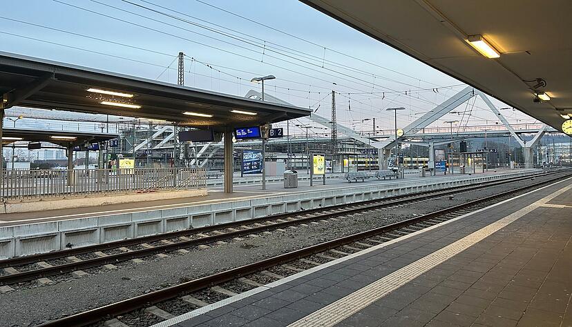 Hauptbahnhof in Heilbronn: Auf den Bahnsteigen, in Geb&auml;uden und in der Unterf&uuml;hrung ist Alkoholkonsum verboten.