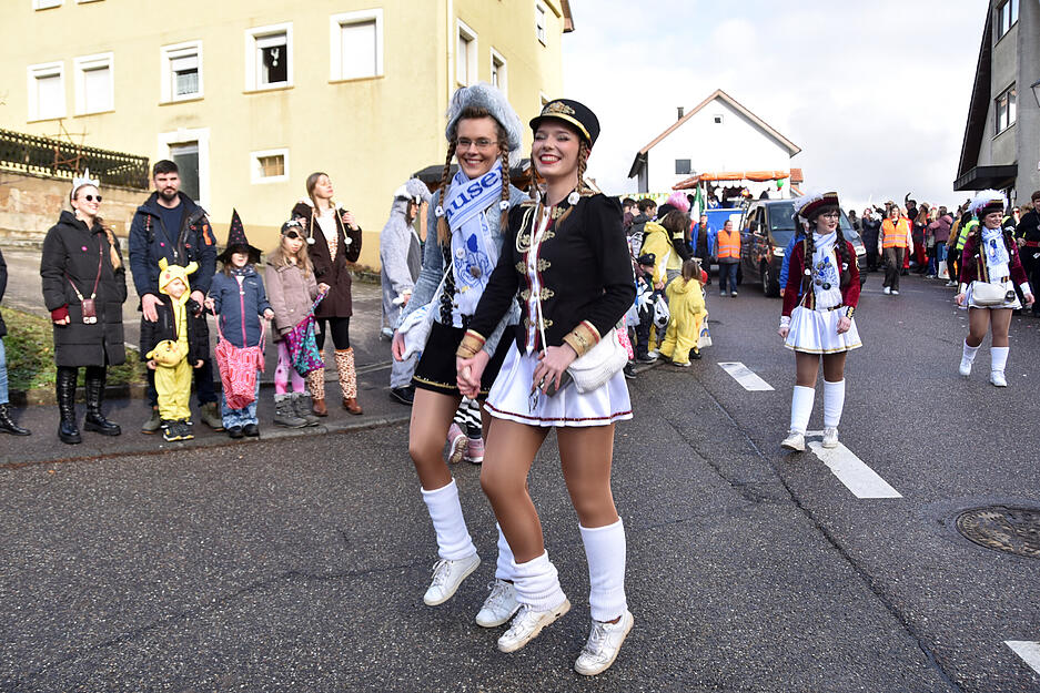 Schon 90 Minuten vor dem Startschuss des Umzugs waren die Stra&szlig;en im Gochsener Zentrum um die Gemeindehalle fast ausschlie&szlig;lich verkleidete Umzugsteilnehmer zu sehen.