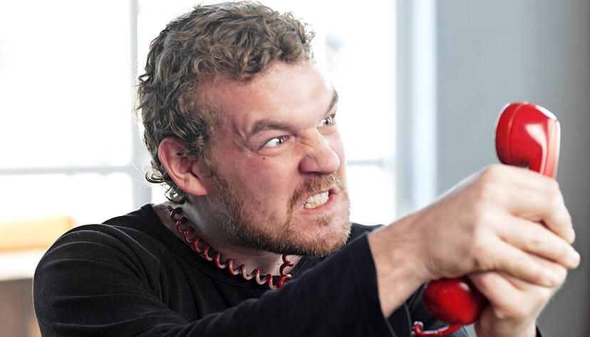 Frust am roten Corona-Telefon: Bürger monieren uneinheitliche Auskünfte und wundern sich über das eingeführte digitale System am anderen Ende.
Foto: Archiv/Sinar Frust am roten Corona-Telefon: Bürger monieren uneinheitliche Auskünfte und wundern sich über das eingeführte digitale System am anderen Ende.
Foto: Archiv/Sinar