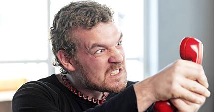 Frust am roten Corona-Telefon: Bürger monieren uneinheitliche Auskünfte und wundern sich über das eingeführte digitale System am anderen Ende.
Foto: Archiv/Sinar Frust am roten Corona-Telefon: Bürger monieren uneinheitliche Auskünfte und wundern sich über das eingeführte digitale System am anderen Ende.
Foto: Archiv/Sinar