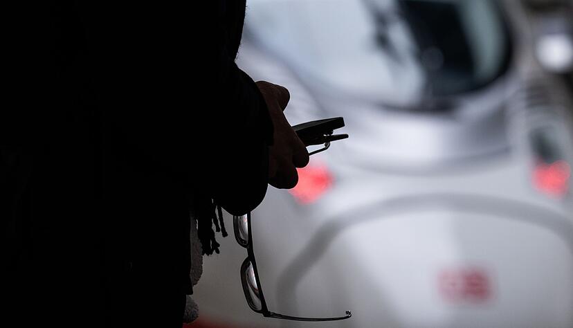 Nach einem Zwischenfall mit einem Bagger war die Bahn-Strecke zwischen Karlsruhe und Stuttgart gesperrt. (Archivbild)