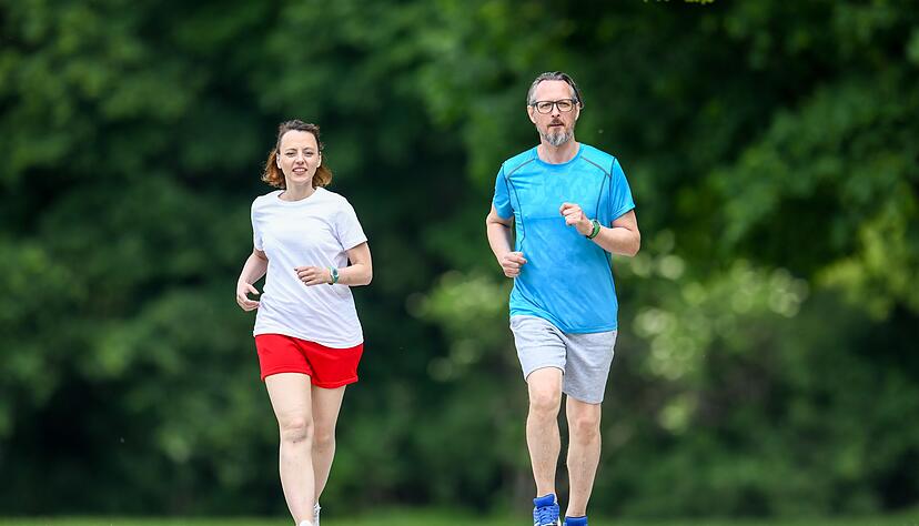 Ein aktiver Alltag mit viel Bewegung zahlt auch auf die Nierengesundheit ein. So senken wir das Risiko für Herz-Kreislauf-Erkrankungen, die wiederrum zu Nierenproblemen führen können. Ein aktiver Alltag mit viel Bewegung zahlt auch auf die Nierengesundheit ein. So senken wir das Risiko für Herz-Kreislauf-Erkrankungen, die wiederrum zu Nierenproblemen führen können.