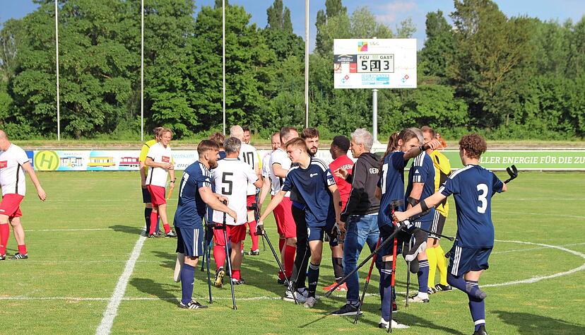 Die Heilbronner Allstars gewinnen 5:3 gegen die Deutsche Nationalmannschaft der Amputierten-Fußballer − wobei das nur Nebensache ist.
Fotos: Ralf Schick Die Heilbronner Allstars gewinnen 5:3 gegen die Deutsche Nationalmannschaft der Amputierten-Fußballer − wobei das nur Nebensache ist.
Fotos: Ralf Schick