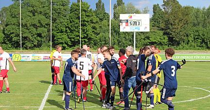 Die Heilbronner Allstars gewinnen 5:3 gegen die Deutsche Nationalmannschaft der Amputierten-Fußballer − wobei das nur Nebensache ist.
Fotos: Ralf Schick Die Heilbronner Allstars gewinnen 5:3 gegen die Deutsche Nationalmannschaft der Amputierten-Fußballer − wobei das nur Nebensache ist.
Fotos: Ralf Schick