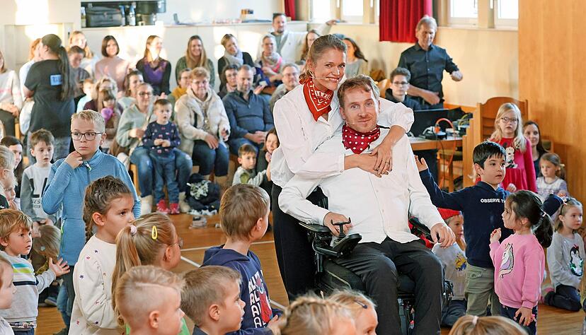 Samuel und Sarah Koch waren im November in Bönnigheim. Nun kommt der Rollifahrer nach Eppingen, wo er am 29. März einen Vortrag hält. Samuel und Sarah Koch waren im November in Bönnigheim. Nun kommt der Rollifahrer nach Eppingen, wo er am 29. März einen Vortrag hält.