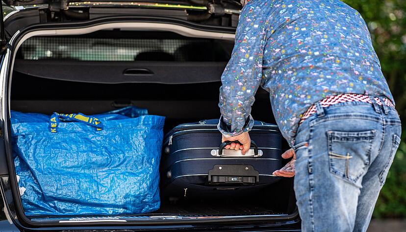 Koffer clever packen – Schwere Gepäckstücke gehören nach unten und an die Rücksitze, leichte Sachen obenauf – für sichere Ladung. Koffer clever packen – Schwere Gepäckstücke gehören nach unten und an die Rücksitze, leichte Sachen obenauf – für sichere Ladung.