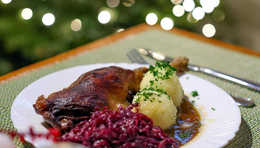 Da läuft einigen das Wasser im Mund zusammen, aber nicht allen: eine Portion knusprige Gänsekeule mit Rotkohl und Klößen. (Archivbild)