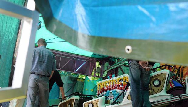 Gutachter untersuchen den "Schlagerexpress" auf der Gevelsberger Kirmes. Foto: Jonas G&uuml;ttler