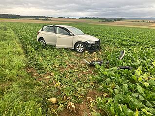 Eines der am Unfall beteiligten Fahrzeuge ist nahe Langenbrettach in einem Feld gelandet.