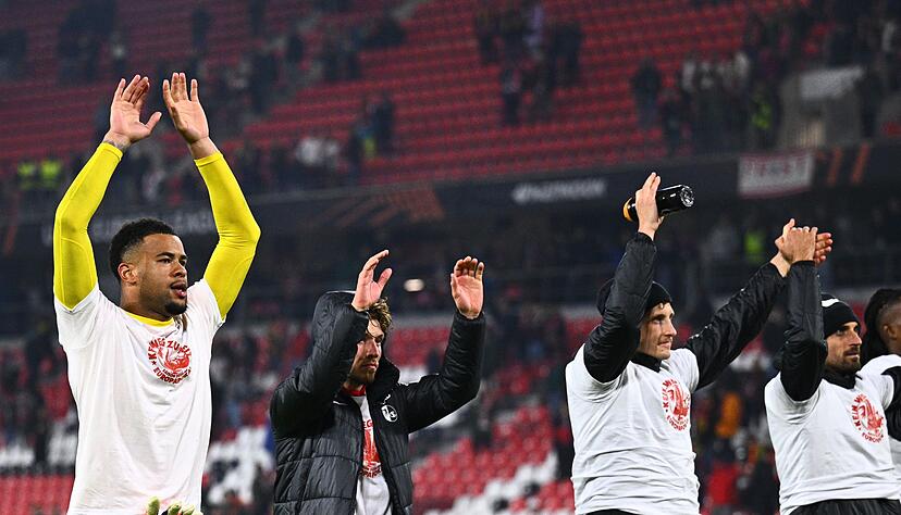 SC-Torh&uuml;ter Noah Atubolu (l.) musste nur am Schluss einmal hinter sich greifen.