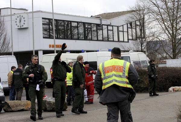Polizisten sichern nach dem Amoklauf das Gel&auml;nde der Albertville-Realschule.