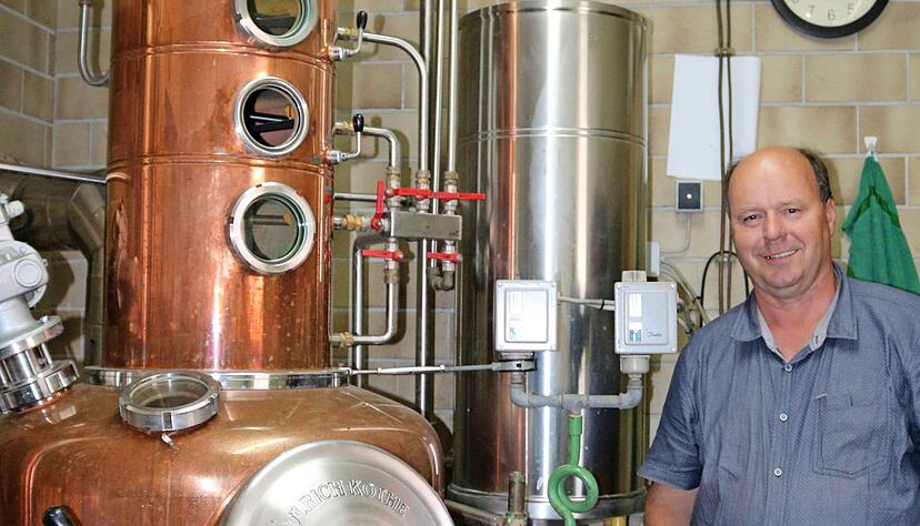 Brennen einst und heute: Ulrich Weippert (links) vor dem restaurierten Schauobjekt von 1921, Roland Dietz vor dem modernen Kessel.
Fotos: Bettina Hachenberg