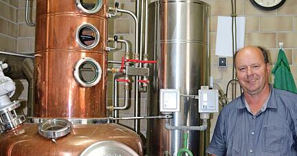 Brennen einst und heute: Ulrich Weippert (links) vor dem restaurierten Schauobjekt von 1921, Roland Dietz vor dem modernen Kessel.
Fotos: Bettina Hachenberg