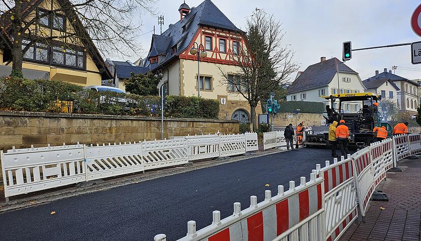 Ein Blick auf die Baustelle in der Eppingerstraße. Seit Freitag finden die letzten Asphaltarbeiten statt.