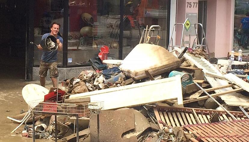 Vor dem Schuhhaus Setzer in Künzelsau stapeln sich vom Wasser zerstörte Gegenstände.
