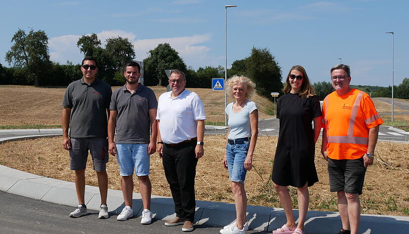 Eröffnung des Verkehrskreisels in der Adelshofer Straße in Eppingen: Oberbürgermeister Klaus Holaschke (dritter von links) dankt der Baufirma und den beteiligten Rathausmitarbeitern für die schnelle Umsetzung. Eröffnung des Verkehrskreisels in der Adelshofer Straße in Eppingen: Oberbürgermeister Klaus Holaschke (dritter von links) dankt der Baufirma und den beteiligten Rathausmitarbeitern für die schnelle Umsetzung.
