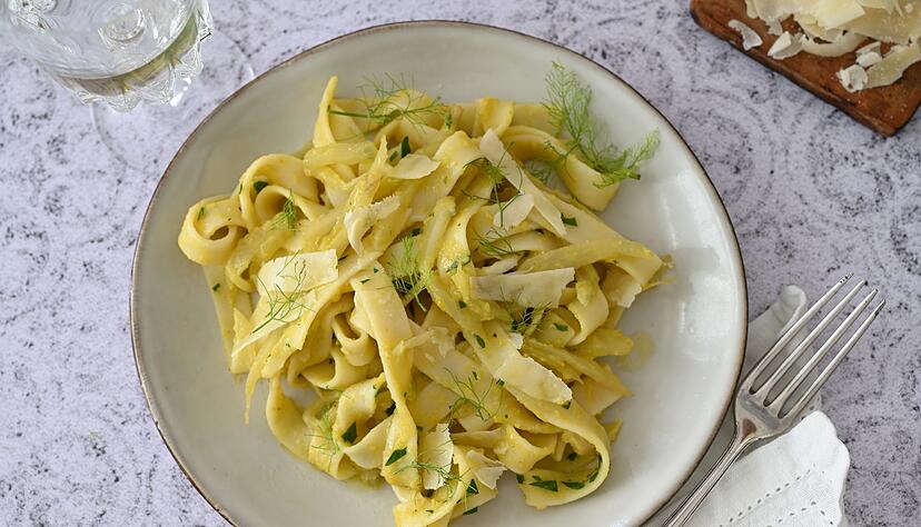Wo sind die Dicken Bohnen hin? Sie wurden gekocht und püriert und erinnern an cremige Sahnesoße mit Fenchel, die die Pasta umhüllt. Wo sind die Dicken Bohnen hin? Sie wurden gekocht und püriert und erinnern an cremige Sahnesoße mit Fenchel, die die Pasta umhüllt.