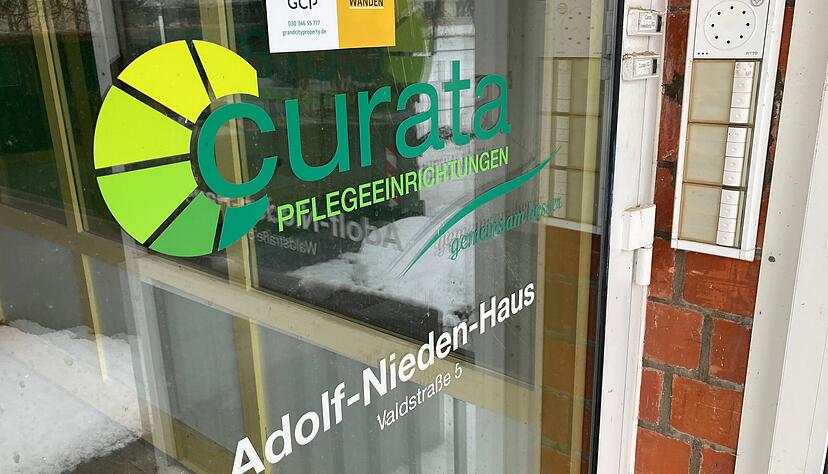 Am Eingang ist noch das Curata-Logo zu sehen.