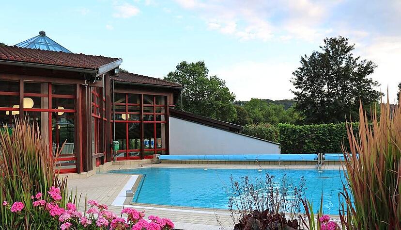 Nach jahrelangem Ringen ist es im Frühjahr 2024 soweit: Das Solebad Niedernhall wird saniert und erweitert.
Foto: Archiv/Ludwig Nach jahrelangem Ringen ist es im Frühjahr 2024 soweit: Das Solebad Niedernhall wird saniert und erweitert.
Foto: Archiv/Ludwig