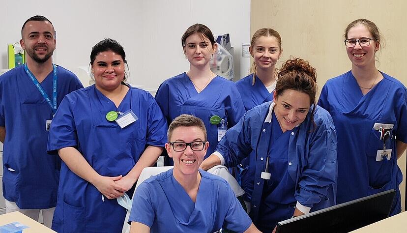 Pflegefachkraft Anita Kühner (vorne) steht den Teilnehmern der SLK-Erlebniswoche am Klinikum am Plattenwald mit Rat und Tat zur Seite.