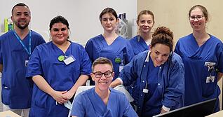 Pflegefachkraft Anita Kühner (vorne) steht den Teilnehmern der SLK-Erlebniswoche am Klinikum am Plattenwald mit Rat und Tat zur Seite.