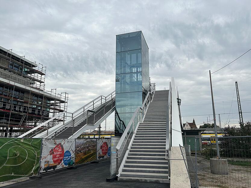 Mit der neuen Brücke wird der Willy-Brand-Platz/Hauptbahnhof mit dem ehemaligen Buga-Gelände Neckarbogen verbunden. Mit der neuen Brücke wird der Willy-Brand-Platz/Hauptbahnhof mit dem ehemaligen Buga-Gelände Neckarbogen verbunden.