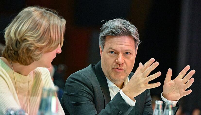 Bundeswirtschaftsminister Robert Habeck (Grüne) unterhält sich mit Kerstin Andreae, Hauptgeschäftsführerin des Bundesverbandes der Energie- und Wasserwirtschaft e. V. (BDEW). Bundeswirtschaftsminister Robert Habeck (Grüne) unterhält sich mit Kerstin Andreae, Hauptgeschäftsführerin des Bundesverbandes der Energie- und Wasserwirtschaft e. V. (BDEW).