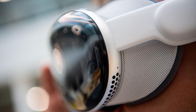 Die Vision Pro erinnert &auml;u&szlig;erlich ein wenig an eine Skibrille mit Aluminium-Rahmen.