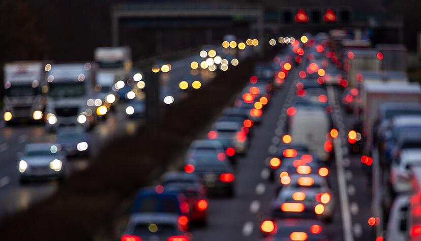 Der Weg zum Weihnachtsbaum f&uuml;hrt f&uuml;r viele &uuml;ber die Autobahnen. Dort soll es in diesem Jahr aber nicht allzu voll werden. (Symbolbild)