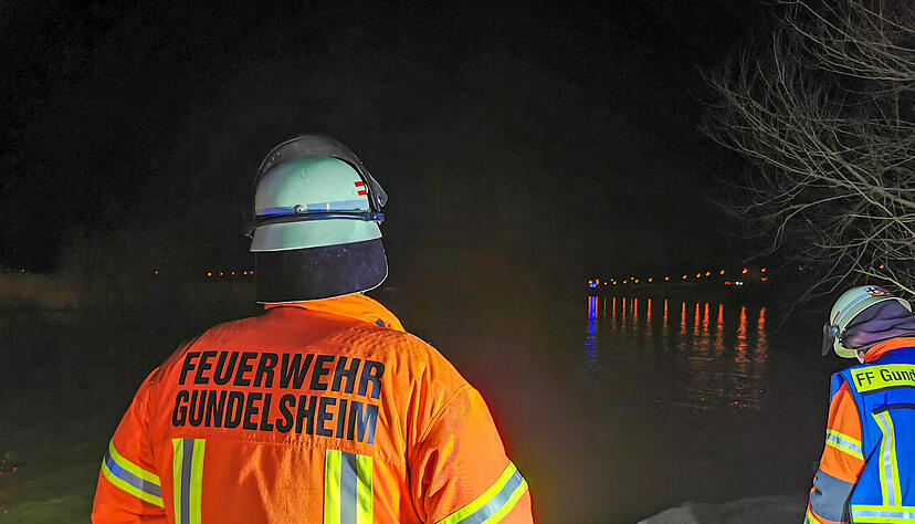 Feuerwehrleute suchen nach einem untergegangenen Luxus-Auto im Neckar. Ein Mann ist am späten Sonntagabend mit seinem Luxuswagen nach einer Pinkelpause in  Gundelsheim im Neckar gelandet.
