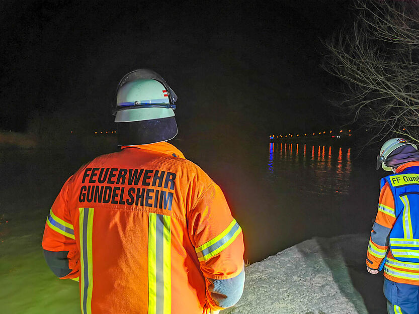 Feuerwehrleute suchen nach einem untergegangenen Luxus-Auto im Neckar. Ein Mann ist am späten Sonntagabend mit seinem Luxuswagen nach einer Pinkelpause in Gundelsheim im Neckar gelandet. Feuerwehrleute suchen nach einem untergegangenen Luxus-Auto im Neckar. Ein Mann ist am späten Sonntagabend mit seinem Luxuswagen nach einer Pinkelpause in Gundelsheim im Neckar gelandet.