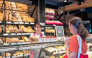 In der Markthalle gibt es auch viele verschiedene Backwaren.