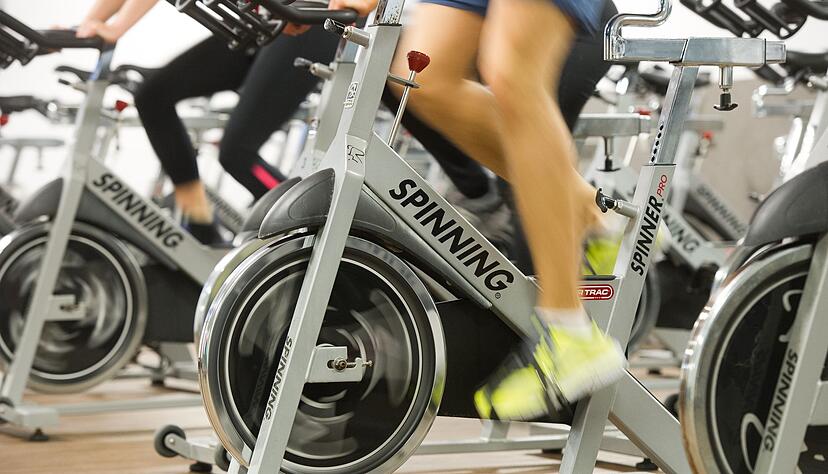 Indoorcycling statt Rennradrunde draußen: Bei Sommerhitze ist es sinnvoll, das Training ins gut klimatisierte Fitnessstudio zu verlegen. Indoorcycling statt Rennradrunde draußen: Bei Sommerhitze ist es sinnvoll, das Training ins gut klimatisierte Fitnessstudio zu verlegen.