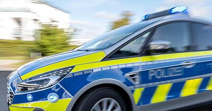 Ein Polizeiwagen fährt mit eingeschaltetem Blaulicht.