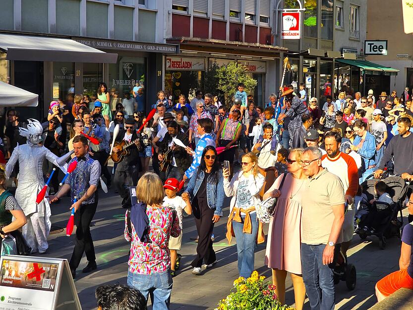 Das fr&uuml;hlingshafte Wetter zog so einige in die Innenstadt.