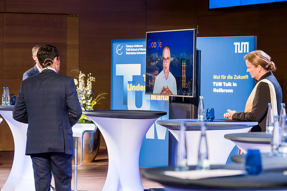 Podiumsdiskussion in der Aula des Bildungscampus unter Corona-Bedingungen