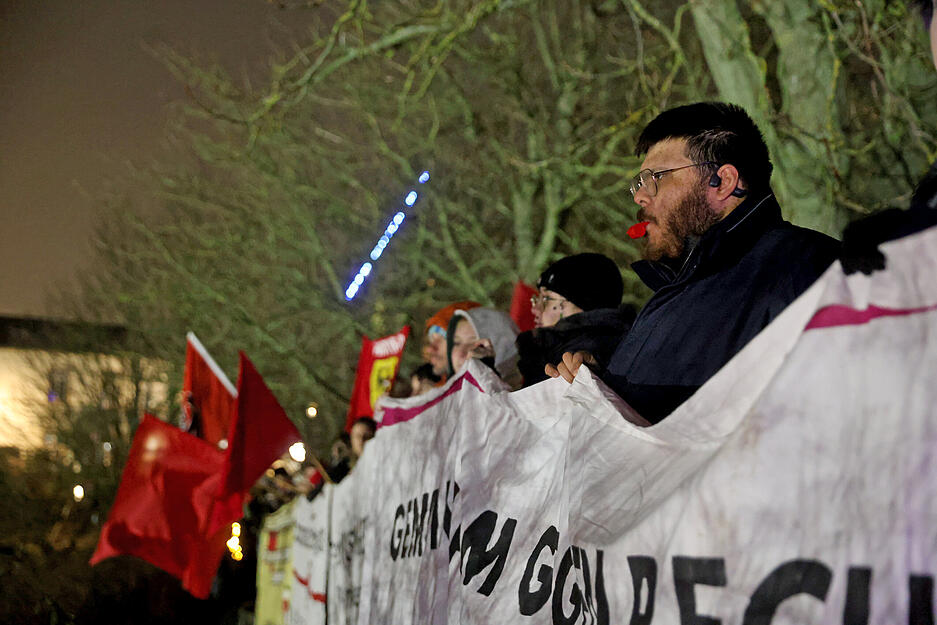 Zum Gegenprotest hat das Netzwerk gegen Rechts aufgerufen. Auf dem Heilbronner Wartberg sind die Demonstranten und die Teilnehmer der Fackelmahnwache getrennt.