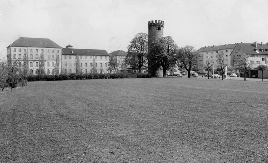 Die Ansicht aus dem Jahr 1961 zeigt den Bollwerksturm. Links im Bild stehen Lagerhallen an der Mannheimer Straße Ecke Schaeuffelenstraße. Auf dem noch unbebauten Platz befindet sich im Jahr 2020 das Heilbronner Stadtbad Soleo.