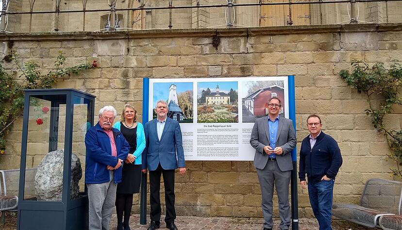 Am Bad Rappenauer Rathaus steht neben einem großen Salzstein eine der beiden Haupttafeln. Das Projekt setzten BTB, die Stadtverwaltung und der Museumsverein gemeinsam um. Foto: privat Am Bad Rappenauer Rathaus steht neben einem großen Salzstein eine der beiden Haupttafeln. Das Projekt setzten BTB, die Stadtverwaltung und der Museumsverein gemeinsam um. Foto: privat