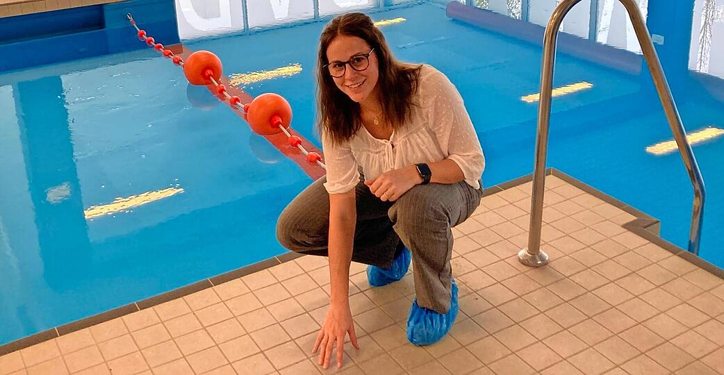 Tast-Test: Rathaus-Praktikantin Jule Söder testet im Mühlbacher Lehrschwimmbecken die neuen rutschfesten Kacheln. Auch die blaue Beschichtung im Becken ist erneuert.
Fotos: Jörg Kühl Tast-Test: Rathaus-Praktikantin Jule Söder testet im Mühlbacher Lehrschwimmbecken die neuen rutschfesten Kacheln. Auch die blaue Beschichtung im Becken ist erneuert.
Fotos: Jörg Kühl