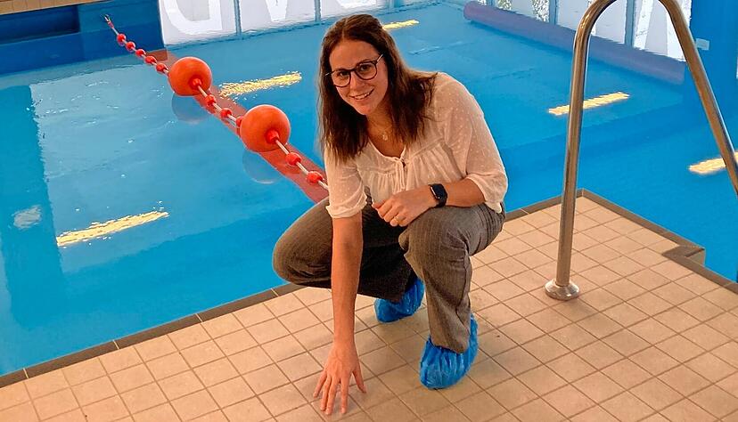 Tast-Test: Rathaus-Praktikantin Jule Söder testet im Mühlbacher Lehrschwimmbecken die neuen rutschfesten Kacheln. Auch die blaue Beschichtung im Becken ist erneuert.
Fotos: Jörg Kühl Tast-Test: Rathaus-Praktikantin Jule Söder testet im Mühlbacher Lehrschwimmbecken die neuen rutschfesten Kacheln. Auch die blaue Beschichtung im Becken ist erneuert.
Fotos: Jörg Kühl