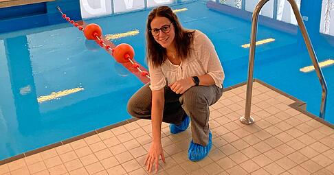 Tast-Test: Rathaus-Praktikantin Jule Söder testet im Mühlbacher Lehrschwimmbecken die neuen rutschfesten Kacheln. Auch die blaue Beschichtung im Becken ist erneuert.
Fotos: Jörg Kühl