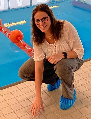 Tast-Test: Rathaus-Praktikantin Jule Söder testet im Mühlbacher Lehrschwimmbecken die neuen rutschfesten Kacheln. Auch die blaue Beschichtung im Becken ist erneuert.
Fotos: Jörg Kühl Tast-Test: Rathaus-Praktikantin Jule Söder testet im Mühlbacher Lehrschwimmbecken die neuen rutschfesten Kacheln. Auch die blaue Beschichtung im Becken ist erneuert.
Fotos: Jörg Kühl