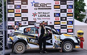 Fahrer René Noller (hinten) und Co-Pilotin Natalie Solbach-Schmidt (vorne) mit ihrem Peugeot 208 Rally4 beim Pre-Start in Liepaja.