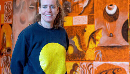 Aufgewachsen bin ich zwischen Esoterikern, Kommunisten, Künstlerinnen und Spionen“: Bettina Scholz hat gelernt, mit Resilienz und Widersprüchlichkeit umzugehen und liebt es als Grenzgängerin, groß zu denken. Aufgewachsen bin ich zwischen Esoterikern, Kommunisten, Künstlerinnen und Spionen“: Bettina Scholz hat gelernt, mit Resilienz und Widersprüchlichkeit umzugehen und liebt es als Grenzgängerin, groß zu denken.