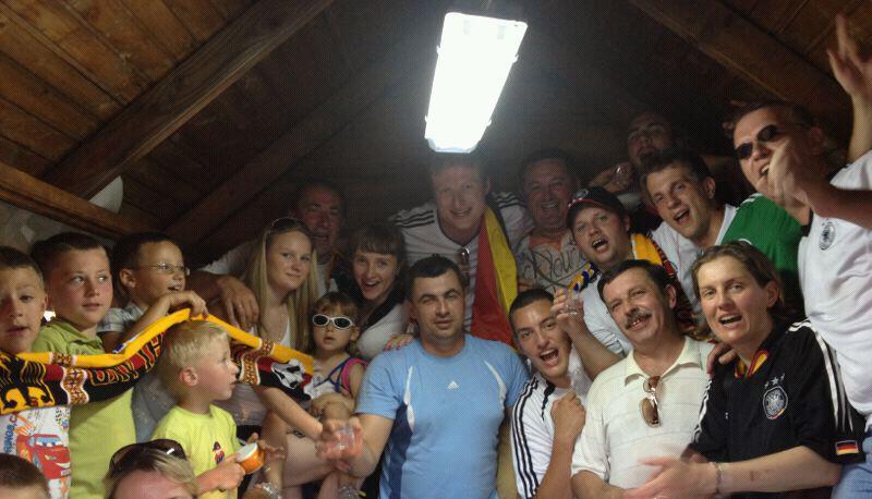 Mit etwa 20 Ukrainern stimmte sich die Gruppe aus der Region in Lviv auf das EM-Spiel Deutschland-Dänemark ein. Foto: privat Mit etwa 20 Ukrainern stimmte sich die Gruppe aus der Region in Lviv auf das EM-Spiel Deutschland-Dänemark ein. Foto: privat