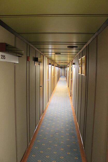 Seit eineinhalb Jahren kommen Flüchtlinge auf der MS Rossini unter – und wohnen auf einem Kreuzfahrtschiff auf der Donau. Die Kabinen müssen die Bewohner selbst reinigen. Seit eineinhalb Jahren kommen Flüchtlinge auf der MS Rossini unter – und wohnen auf einem Kreuzfahrtschiff auf der Donau. Die Kabinen müssen die Bewohner selbst reinigen.