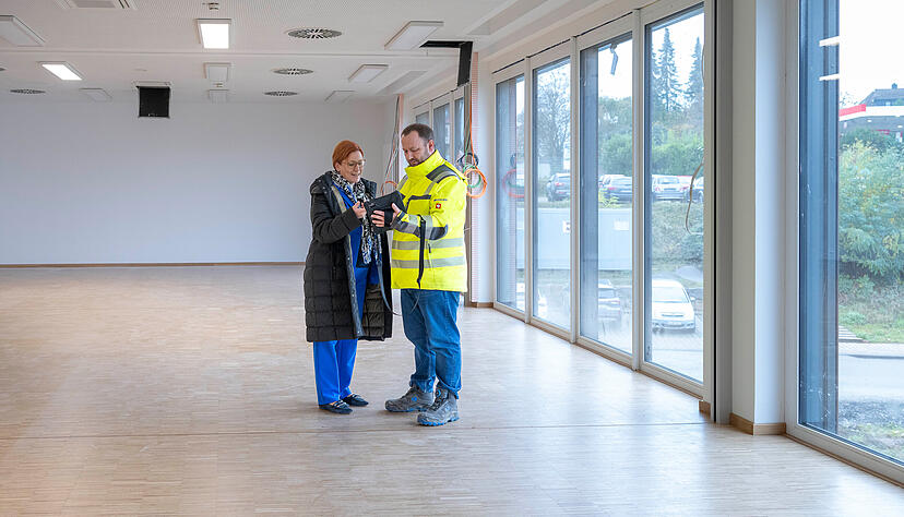 Bürgermeisterin Birgit Hannemann und Stadtbaumeister Nicolas Rautenberg im neuen Schulungsraum mit modernster Kommunikationstechnik. Der Raum ist dreiteilbar. Bürgermeisterin Birgit Hannemann und Stadtbaumeister Nicolas Rautenberg im neuen Schulungsraum mit modernster Kommunikationstechnik. Der Raum ist dreiteilbar.